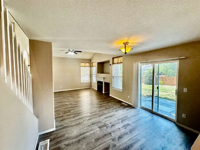 Building Photo - "Charming Centennial Retreat: Spacious 3-Bedroom Home with 2.5 Baths!