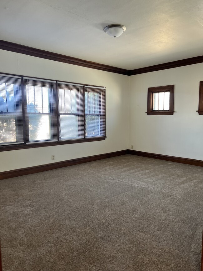 Building Photo - 43 N Lewis Ave