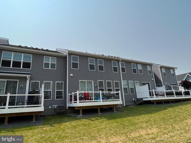 Building Photo - 405 Redbud Ln