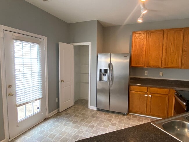 Building Photo - 3bedroom/2.5 bath Condo $1,495 -  Ready fo...