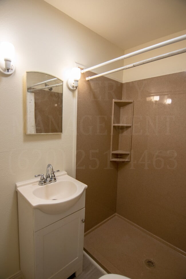 Building Photo - 2 Bedroom 1 Bath