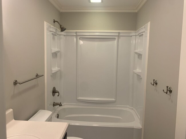 Building Photo - 3 Bed, 2 Bath Home w/ 1 Car Garage and Fen...