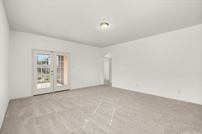 Building Photo - 718 Crystal Lakes Dr