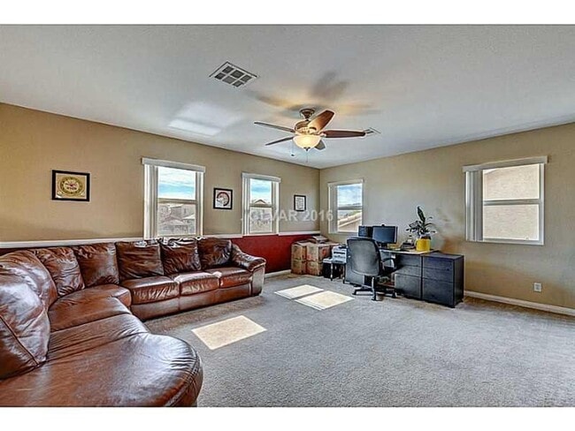 Building Photo - Stunning & Spacious Home with Park Views and Pool!