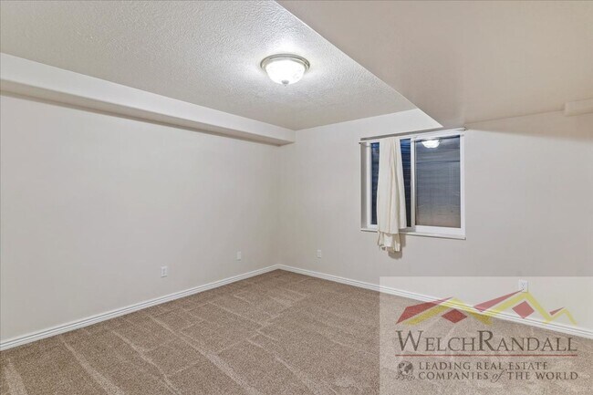 Building Photo - Very Spacious 2 Bedroom 3 Bath Ogden Home