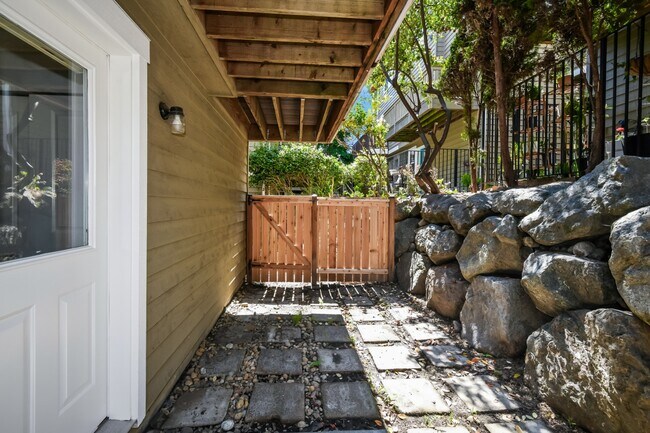 Building Photo - 3BR/3.5BA Craftsman Townhome w/ 2-Car Garage in Prime Seattle Location