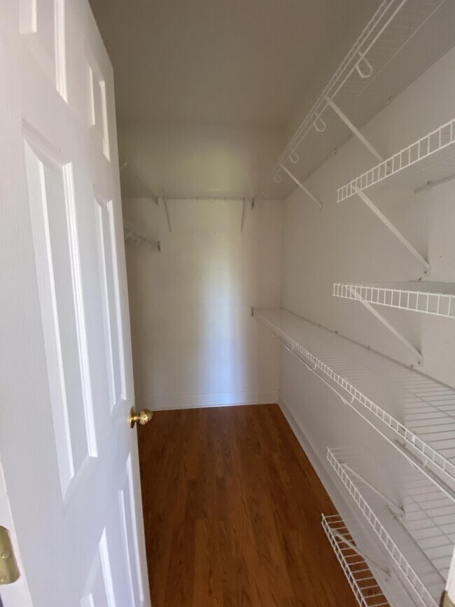 Building Photo - 208 Summergrass Dr