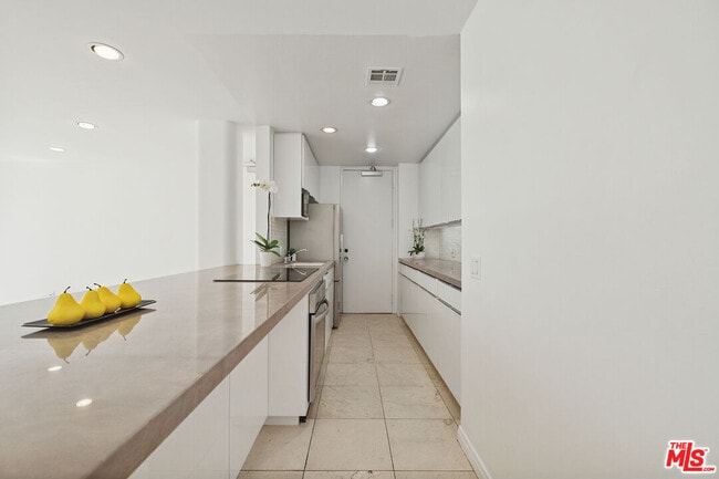 Building Photo - 10747 Wilshire Blvd