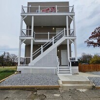 Building Photo - 429 E 9th St