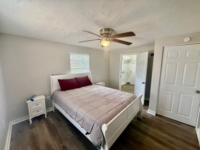Building Photo - Charming Coastal Cottage with Huge Fenced Yard & Smart Tech!