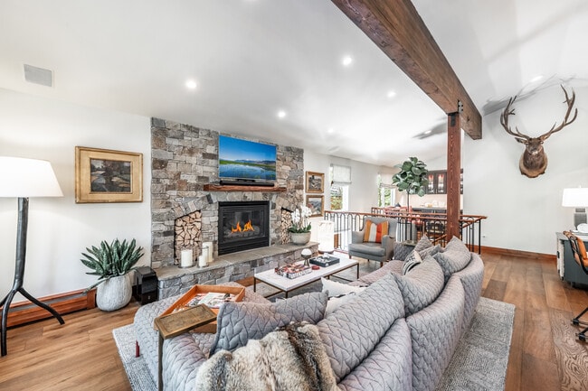 Building Photo - 198 Country Club Dr