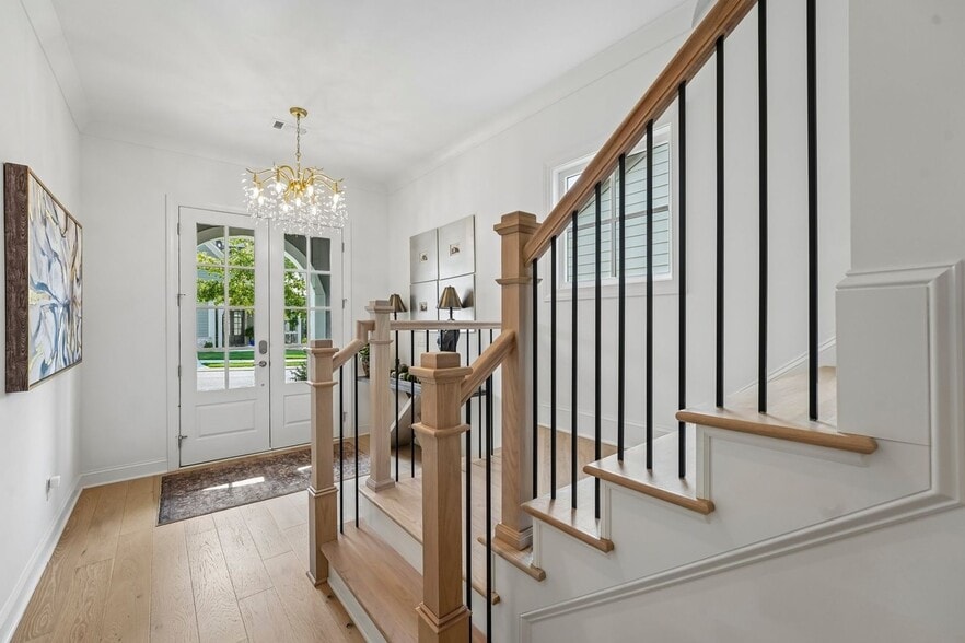 Building Photo - 833 Lakemont Dr