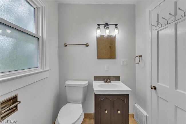 Building Photo - 5581 Saxon Dr