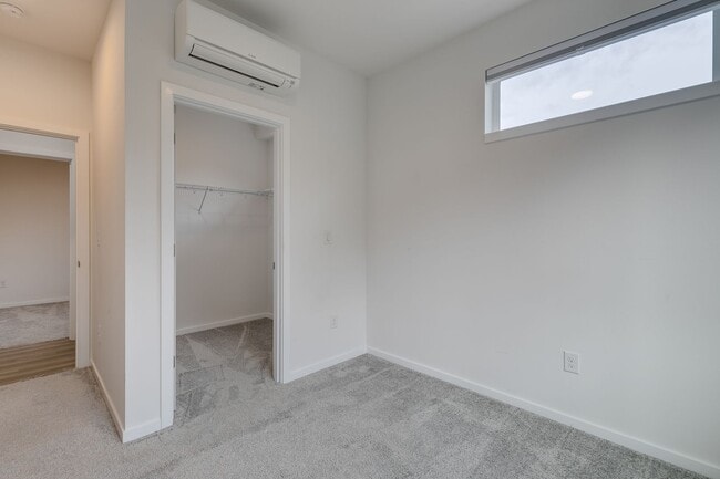 Building Photo - Queen Anne West Townhome with A/C Availabl...