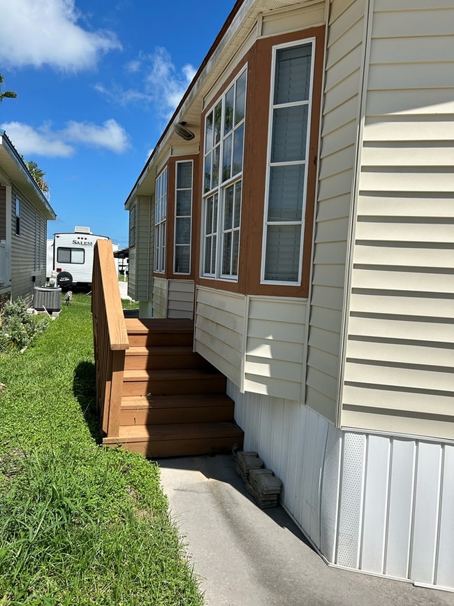 Building Photo - 415 Sun Dial Cir