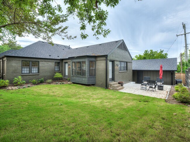 Building Photo - Luxury Living in the Heart of Tulsa