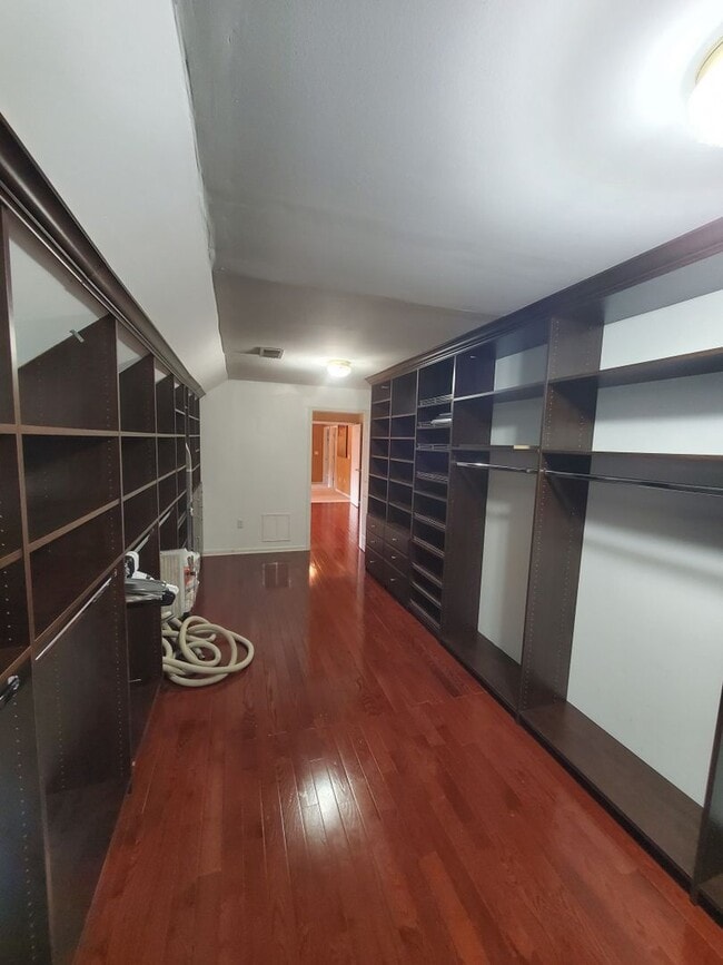 Building Photo - Beautiful, large home with finished baseme...