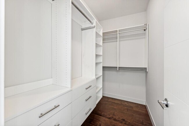 Building Photo - Eastlake Contemporary Townhome - 2 bedrooms