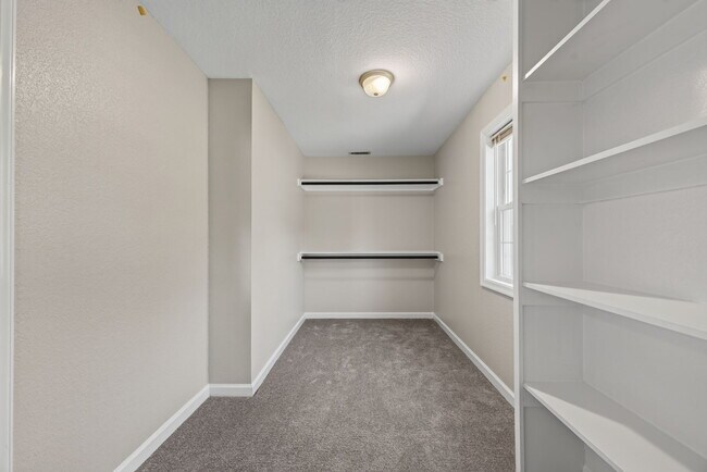Building Photo - 1065 Lindenwood Ave