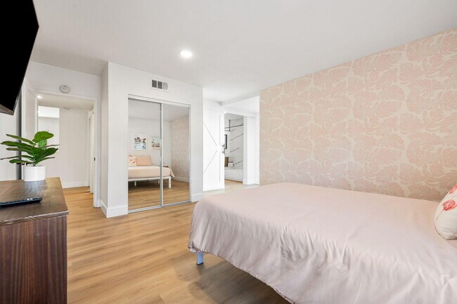 Building Photo - 1433 E Caleta Way