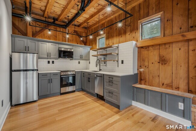 Building Photo - 13 Meadowood Ln