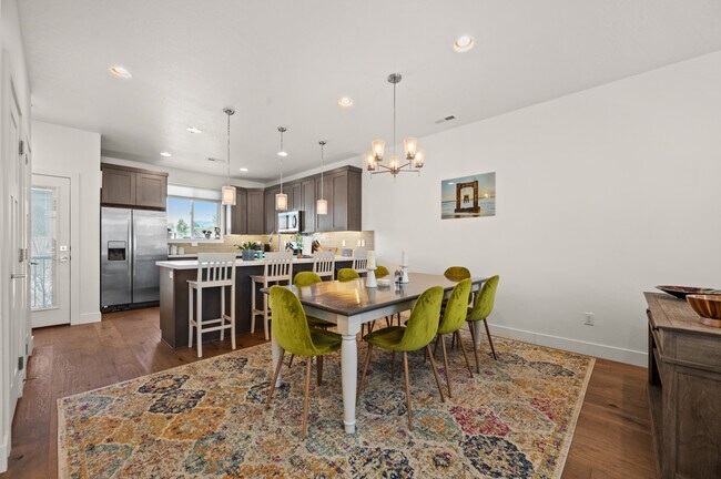 Building Photo - 1421 E Komenda Way