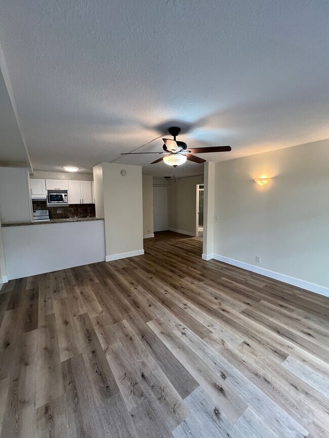 Building Photo - 1 bedroom, 1 bath, 1 parking in the heart of Waikiki!