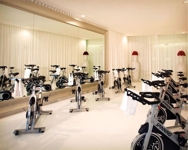 Building Photo - 495 Brickell Ave