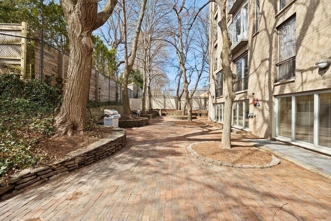 Building Photo - 33 Pond Ave