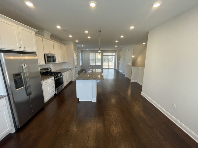Building Photo - 3 Bd 3.5 Ba end unit townhouse