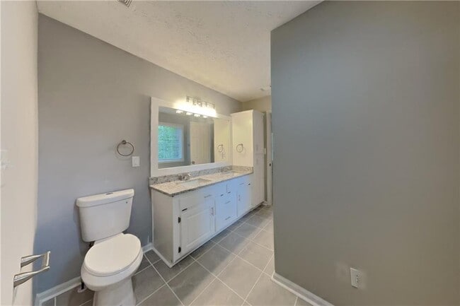 Building Photo - 1043 Foxhollow Tr
