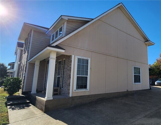 Building Photo - 513 Nelson Ln