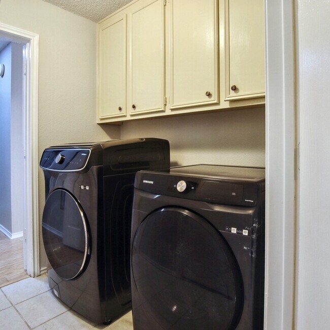 Building Photo - 5725 Ridgerock Ct