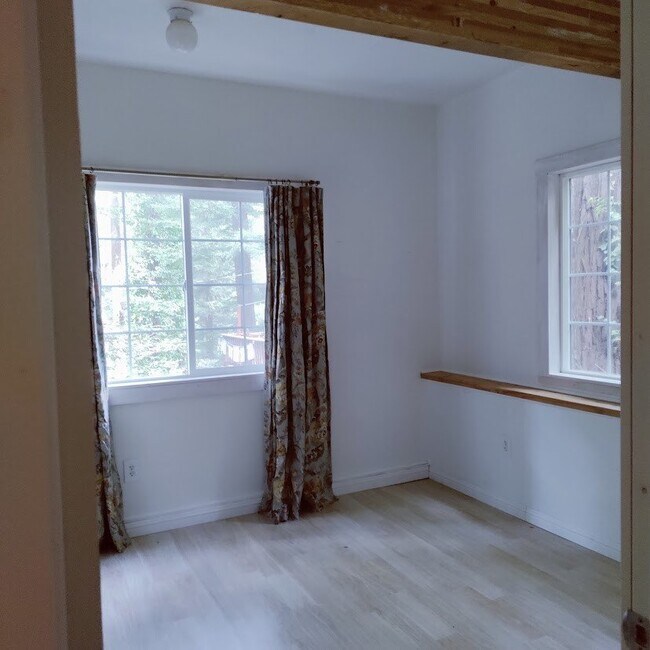 Building Photo - Charming Home Nestled in the Redwoods