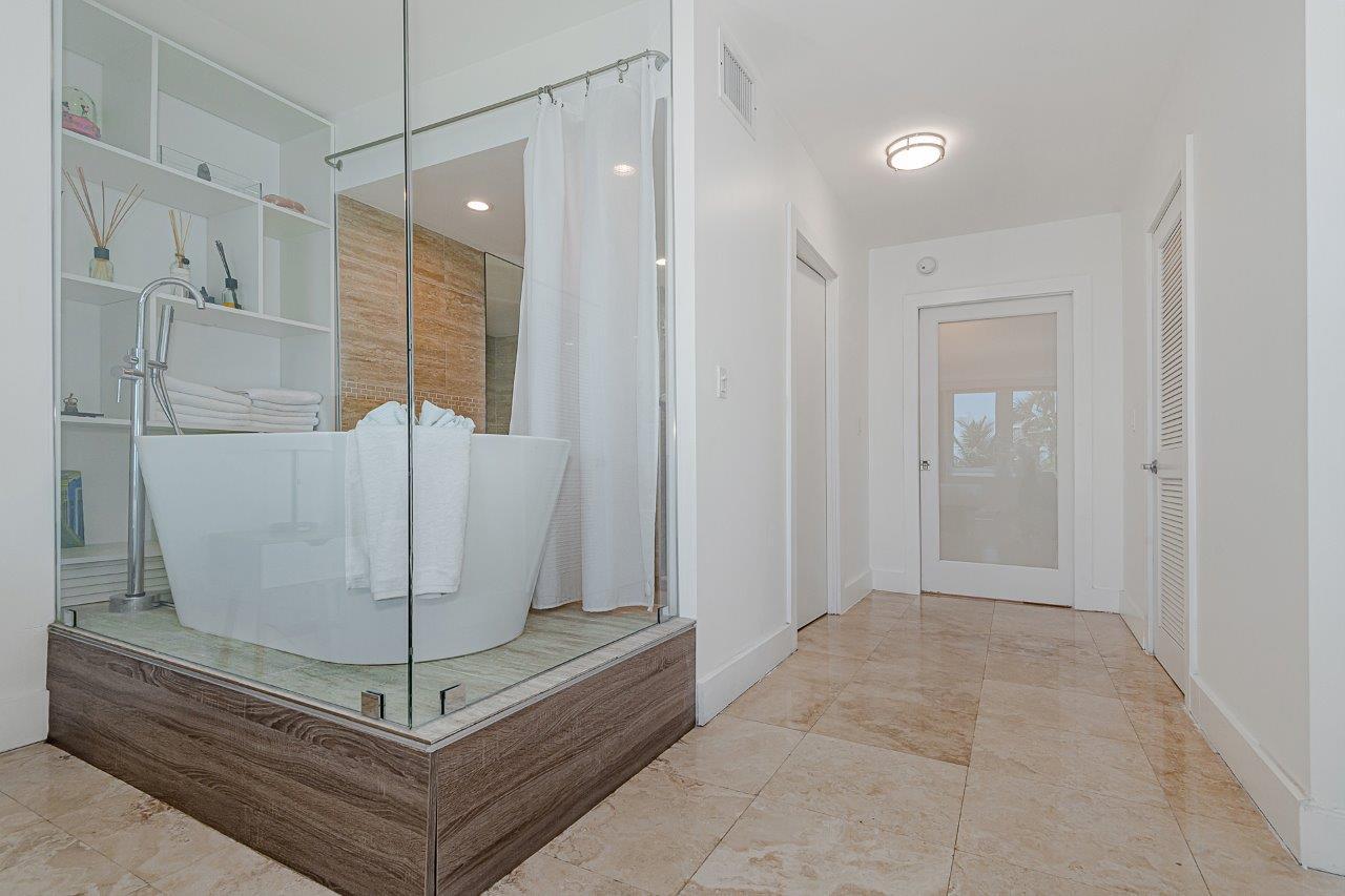 Building Photo - 2301 Collins Ave