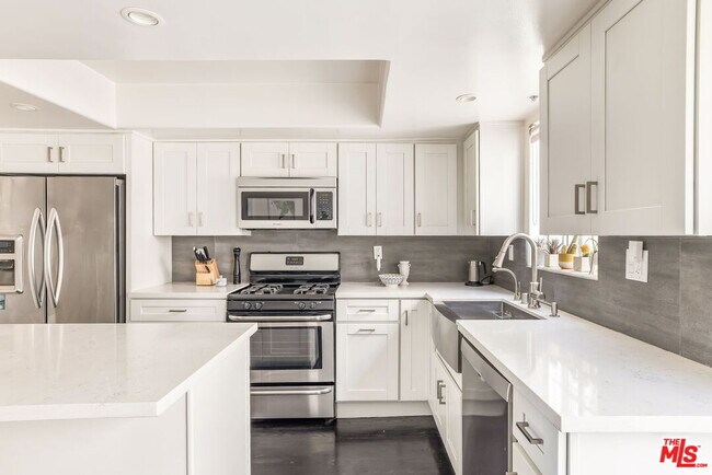 Building Photo - 801 N Martel Ave