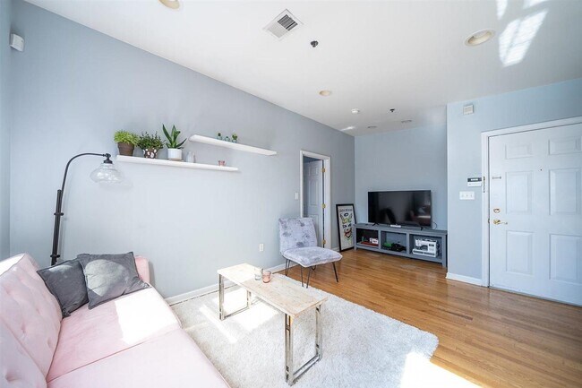 Building Photo - 254 6th St