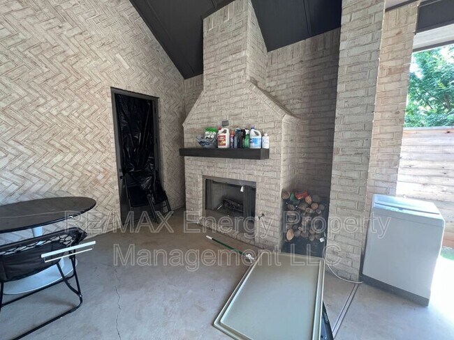 Building Photo - 440 St Claire Dr