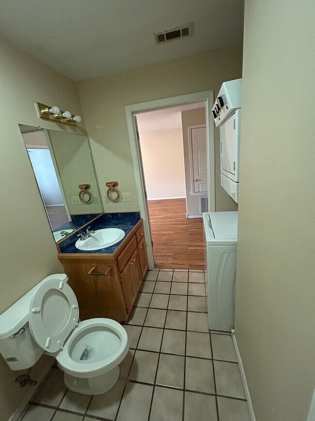 Building Photo - 1404 S Commerce Ave