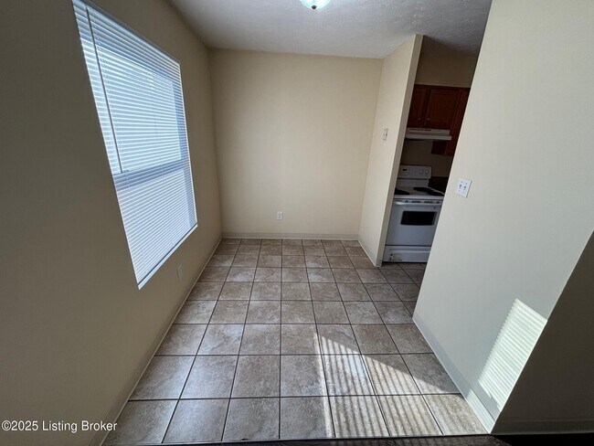 Building Photo - 901 Colonial Park Dr