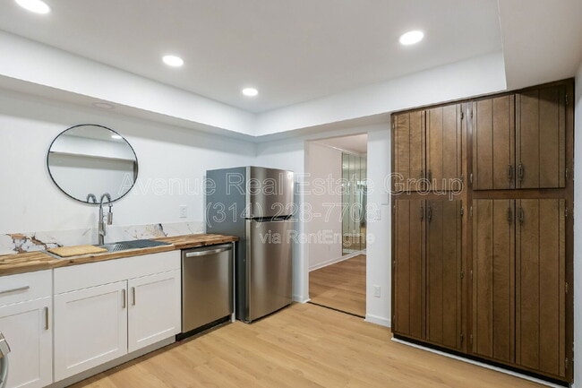 Building Photo - 590 Sarah Ln