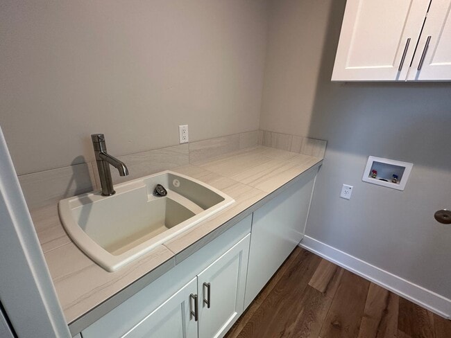 Building Photo - New Pahlisch Home in Petrosa! Pets Welcome...