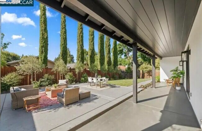 Building Photo - 132 Quinterra Ln