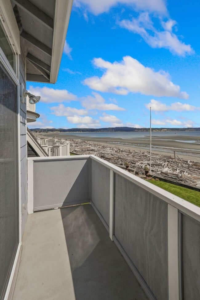 Building Photo - Spectacular Water Front Home With a Short Term  Lease to Start!