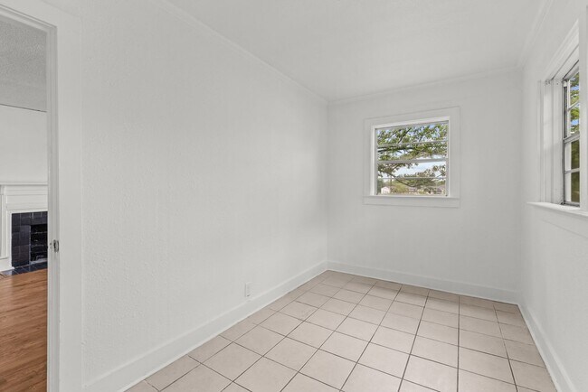 Building Photo - Newly Renovated 3 Bedroom 2 Bath Home Avai...