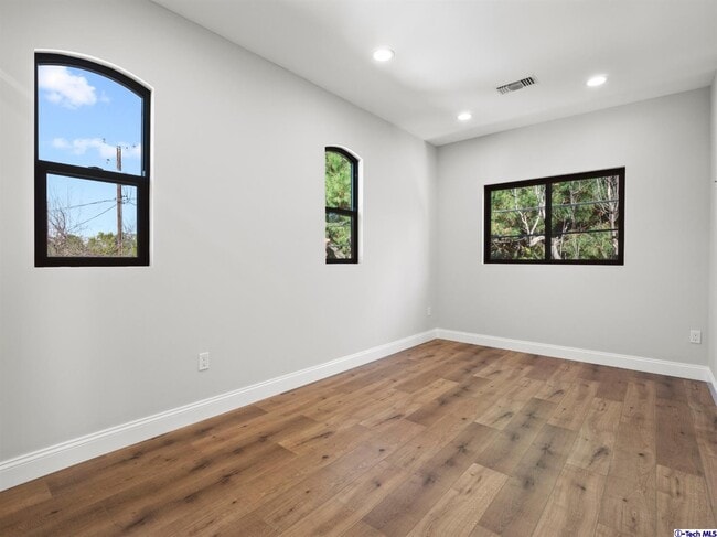 Building Photo - 214 N Orchard Dr