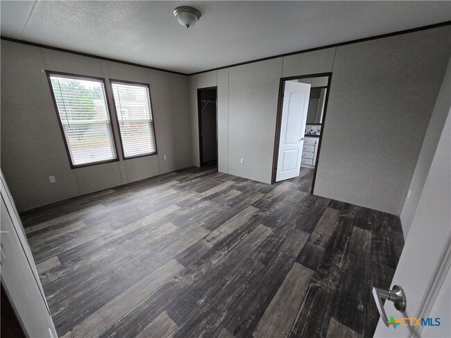 Building Photo - 2995 Barr Ln