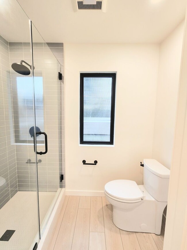 Building Photo - Meticulously renovated 2 bedroom duplex home in central San Mateo