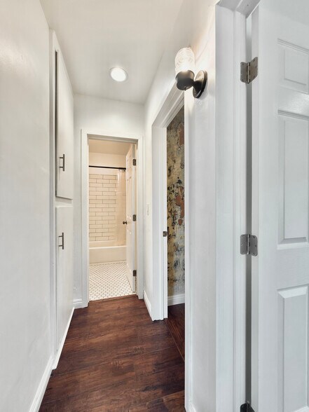 Hallway to bathroom and bedrooms - 3552 Whiteside St