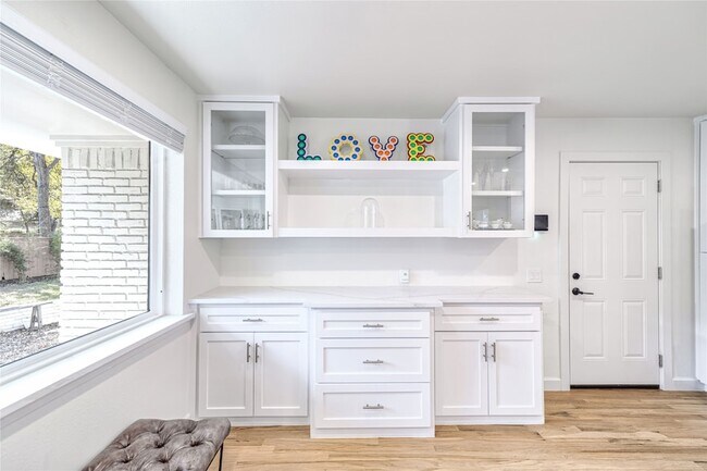 Building Photo - 5837 Clendenin Ave